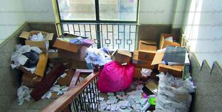 النفايات والقمامة تملأ سلالم المستشفى تحت مرأى ومسمع المسئولين