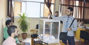 طالب يدلى بصوته فى انتخابات اتحاد طلاب الجمهورية «صورة أرشيفية»