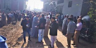 المواطنين خلال تجمعه أثناء رفض دفن الطبيبة سونيا