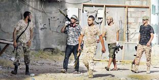 أفراد من الجيش الليبى يطاردون عناصر «داعش» بـ«سرت» «أ.ف.ب»
