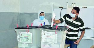 مواطن يدلي بصوته في الجولة الأولى من انتخابات "الشيوخ"