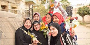 شباب صوت كفر الدوار يوزعون الورود على الأمهات