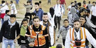رجال الإسعاف ينقلون فلسطينياً أصيب فى المواجهات