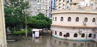 غرق مدخل مستشفي أطفال الرمل فى الإسكندرية بسبب الامطار الغزيرة
