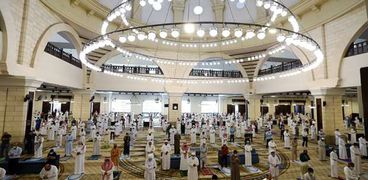 صلاة الجمعة في أحد المساجد