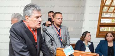 عبدالحكيم جمال عبدالناصر أثناء تواجده بمؤتمر اللجنة القومية لتنظيم الاحتفال بمئوية جمال عبدالناصر