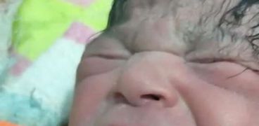 ولاده طفله باسنان في قكها بسوهاج