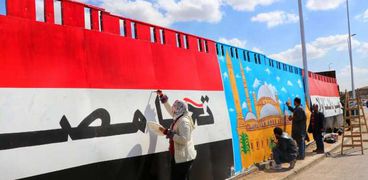 لوحات فنية لمعالم مصرية على جدران الكوبري