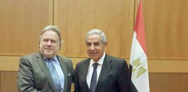 وزير التجارة والصناعة مع وزير الدولة اليونانى للشئون الخارجية
