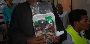 ذبح ٢ رأس عجل وتوزيعها للمحتاجين بجهينة في سوهاج