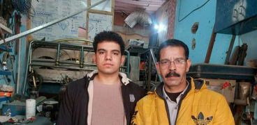 أحمد ووالده في ورشة الحدادة
