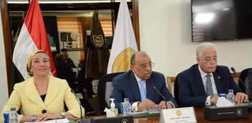 وزير التنمية المحلية ووزيرة البيئة ومحافظ جنوب سيناء خلال الاجتماع