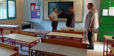 محمد نور رئيس حي العمرانية وبكساوي مصطفي مدير الادارة التعليمية يتابعان الاستعدادات النهائية للعام الدراسي الجديد