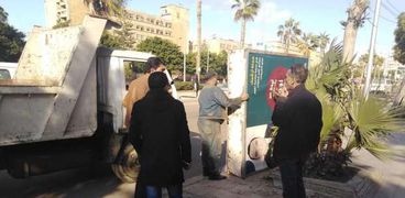 وسط الإسكندرية يرفع الإعلانات وأعمدة الإنارة "الآيلة" للسقوط