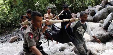 بالصور| مقتل 6 طلاب وفقدان 15 في فيضانات غربي إندونيسيا