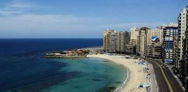 شواطئ الإسكندرية صافية بدرجات الأزرق