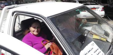 حي العجوزة يساعد مواطنة مسنة للإدلاء بصوتها في الإستفتاء