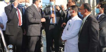 القائم بعمل وزير الصحة ورئيس «الرعاية الصحية» يتفقدان منشآت صحية بالإسماعيلية