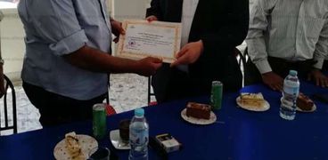 رئيس مدينة كفرالدوار يكرم مدير الشئون القانونية لبلوغه سن المعاش