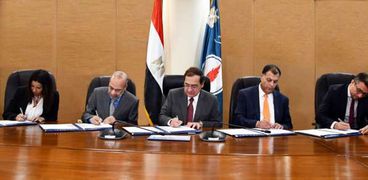 طارق الملا وزير البترول أثناء توقيع أحد الاتفاقيات