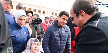 الرئيس السيسي مع أهالي الطلبة