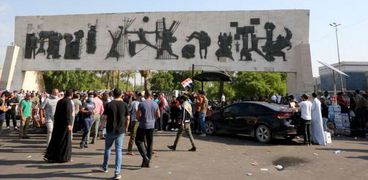 متظاهرون يحتشدون في ساحة التحرير في بغداد