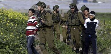 الاحتلال الإسرائيلي يعتقل أطفالا فلسطينيين