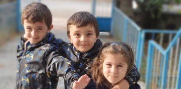 الطفلة التركية مريم وشقيقاها