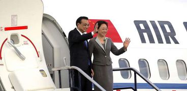 رئيس الوزراء الصيني وزوجته بعد وصوله نيوزيلندا