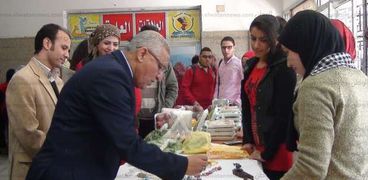 رئيس جامعة المنيا يفتتح المعرض السنوي الخيري لكلية السياحة والفنادق