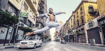 «فادى» يرقص الباليه فى أحد الشوارع