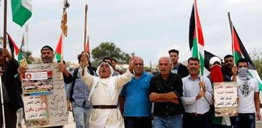 فلسطينيون فى مسيرة على الطريق المؤدى لقرية «الخان الأحمر»