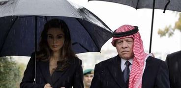 الملك عبدالله وزوجته أمام النصب التذكاري