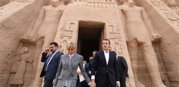 الرئيس الفرنسي ماكرون خلال جولته بمعبد أبو سمبل