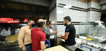 محافظ كفر الشيخ يتابع حملات غلق المقاهي والمحلات   