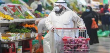 المواطنون يواجهون ارتفاع أسعار السلع فى الكويت
