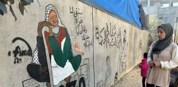شابة فلسطينية ترسم لوحات تحكي صمود شعبها أمام الاحتلال