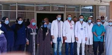 المتعافين مع الفريق الطبي لمستشفى الواسطى المركزي