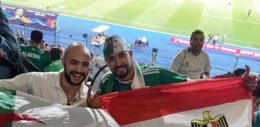 الجزائري محمد حاسني مع صديقه المصري