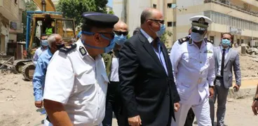 محافظ القاهرة خلال متابعة عمليات ازالة المخالفات