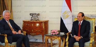 الرئيس عبد الفتاح السيسي مع رئيس جنرال الكتريك