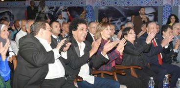 الدكتورة نيفين الكيلاني وزيرة الثقافة ومجموعة من الفنانين خلال الاحتفال بذكرى انتصار العاشر من رمضان بالهناجر