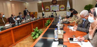 اللواء خالد شعيب محافظ مطروح خلال اجتماع لجنة تقنين الأراضى