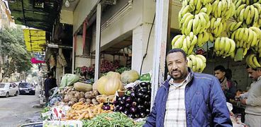عادل عبدالعزيز بائع خضار فى سوق الدقى