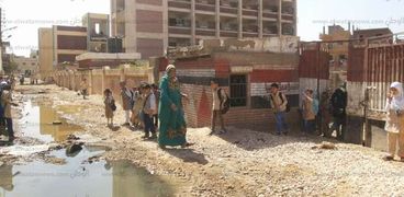 مشكلة طفح الصرف الصحي أمام مدرسة بقرية الكفر الشرقي