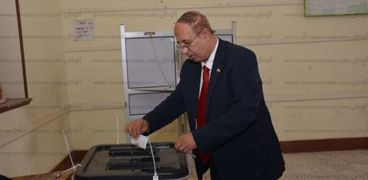 رئيس جامعة أسيوط يدلى بصوته فى الانتخابات الرئاسية