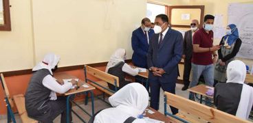 محافظ مطروح خلال تفقد لجان امتحانات الشهادة الاعدادية بمدرسة السيدة عائشة بنات