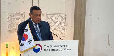 وزير التنمية المحلية يشارك في ندوة حول التقنيات والسياسات البيئية بجناح كوريا الجنوبية