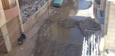 مياه الصرف الصحي تغزو شوارع الفيوم.. والأهالي: لا نشعر بوجود المحافظ والمسؤولين