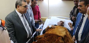 صورة الدكتور جمال سامي، محافظ الفيوم، خلال زيارته لنائب رئيس المدينة المصاب